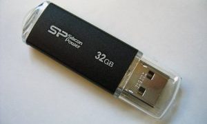 シリコンパワー USBフラッシュメモリー 32GB SP032GBUF2M01V1K （ブラック）
